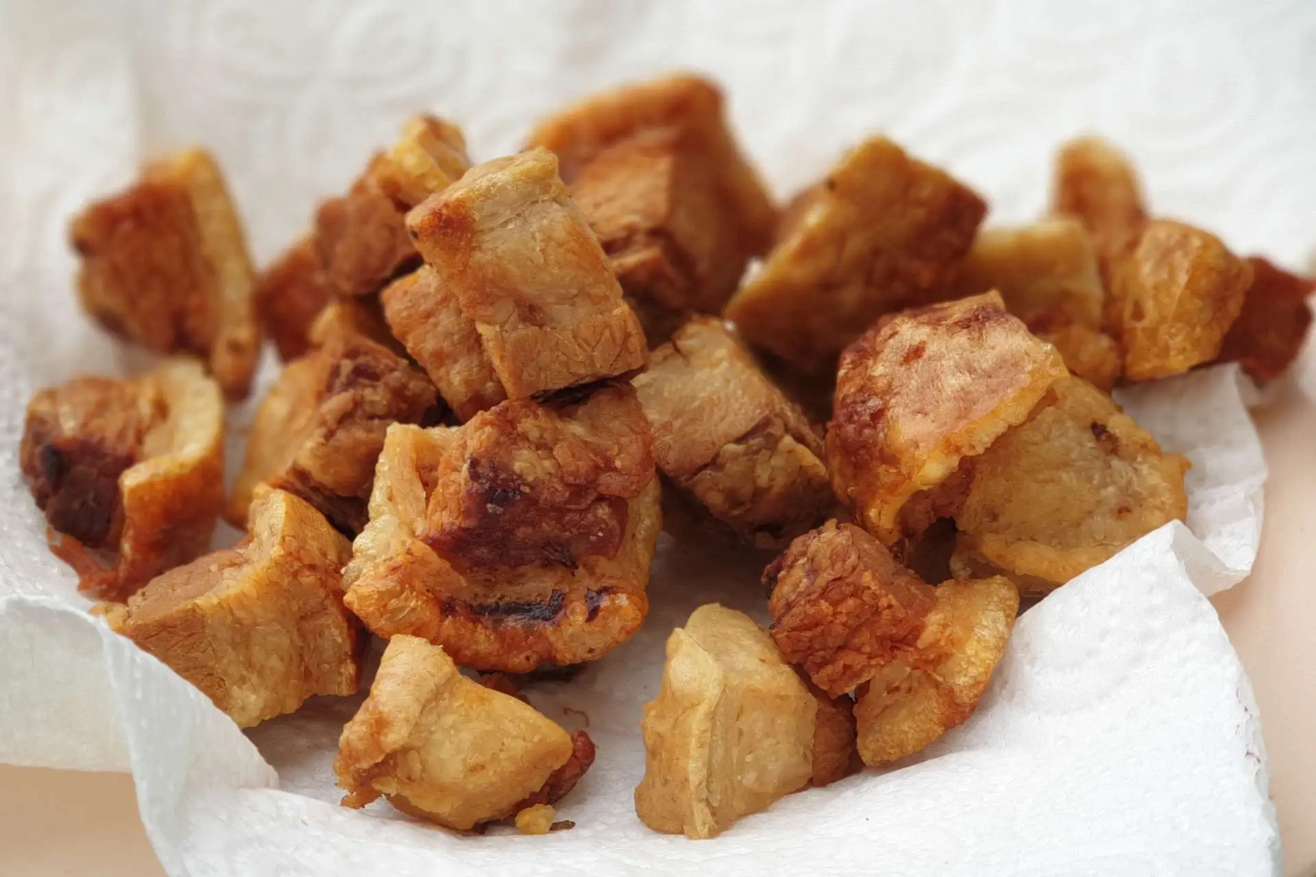 porção de torresmo frito