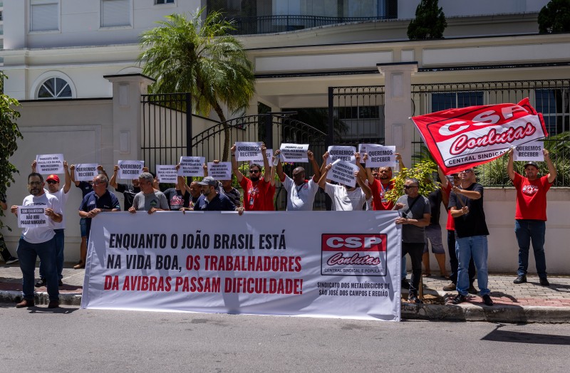 Protesto dos trabalhadores da Avibras em frente à casa do dono da empresa em SJC, João Brasil