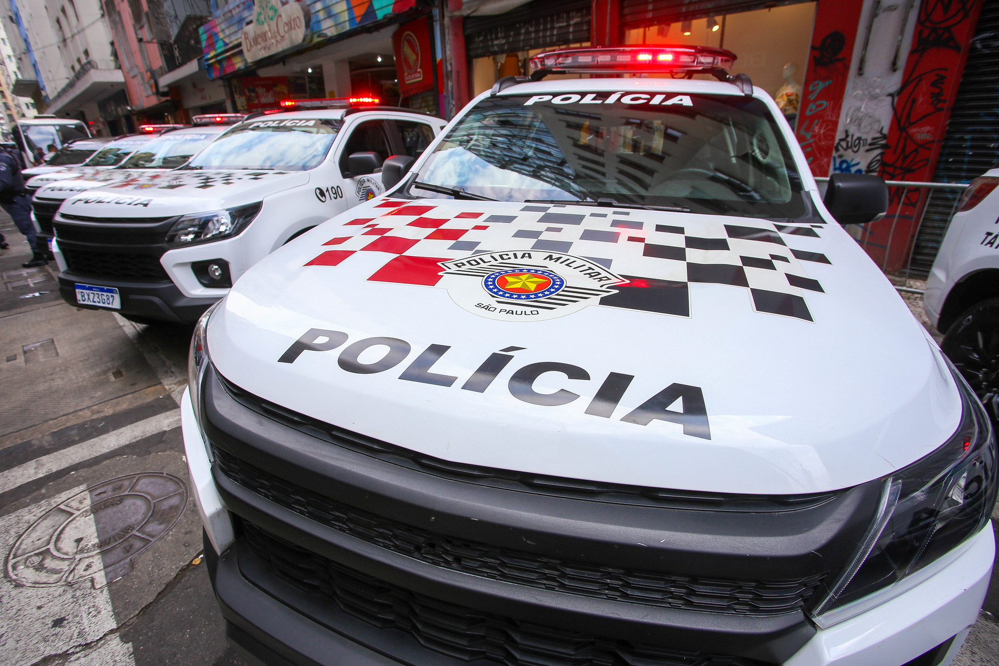 viaturas da polícia militar estacionadas com sirene acesa