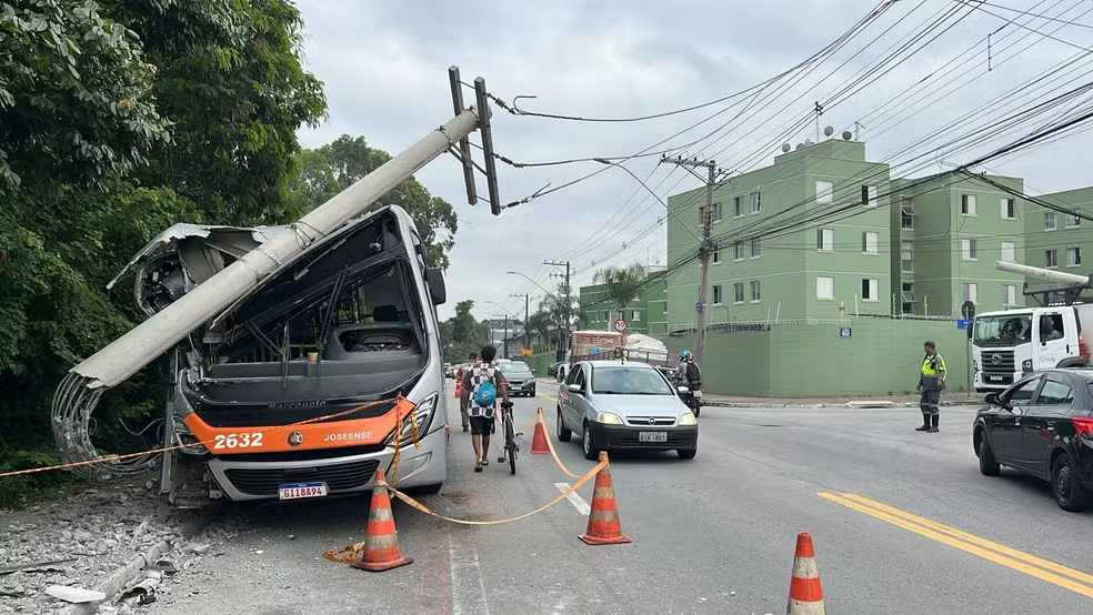 ônibus bateu em poste