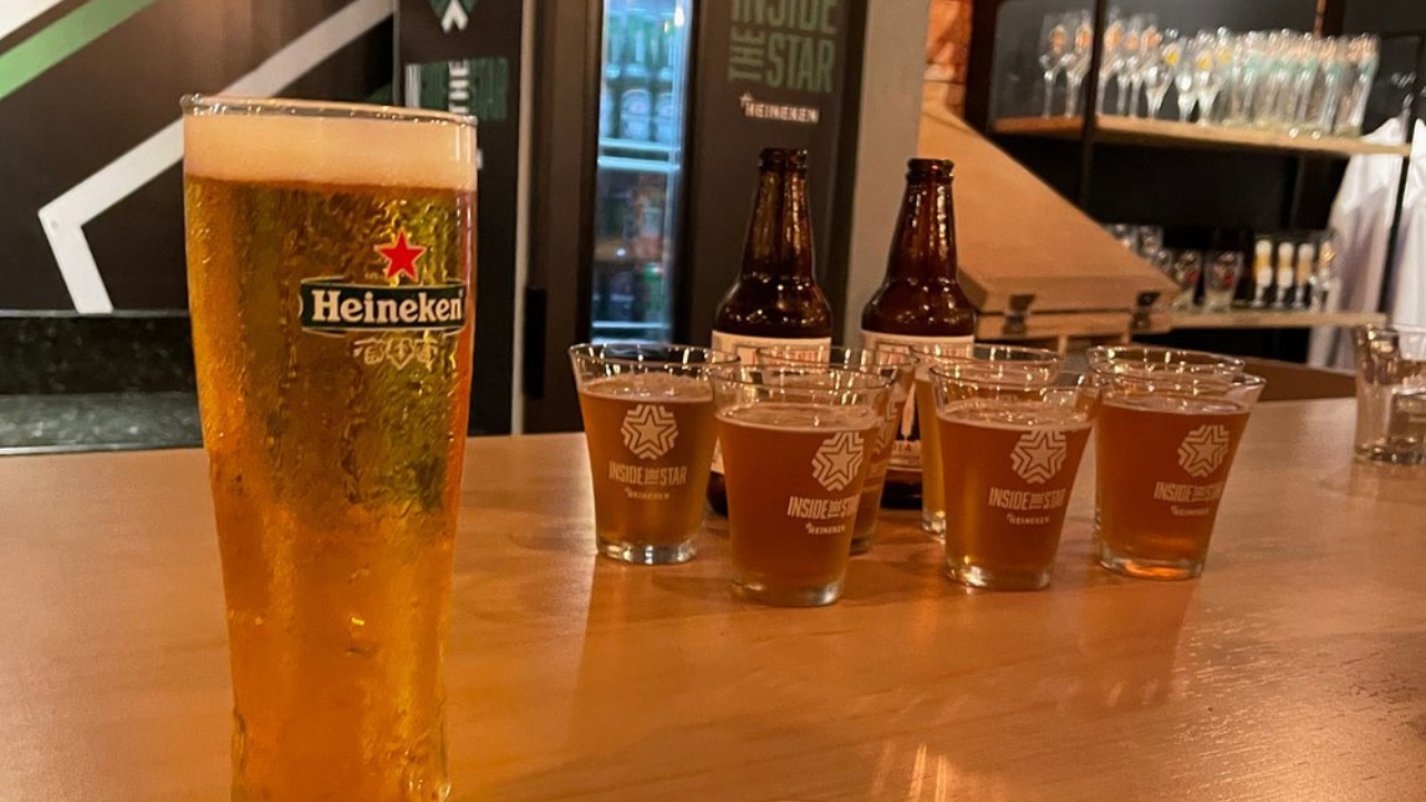 copos cheios de cerveja em tour da heineken em jacareí