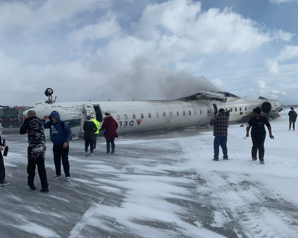 Avião capota no Canadá