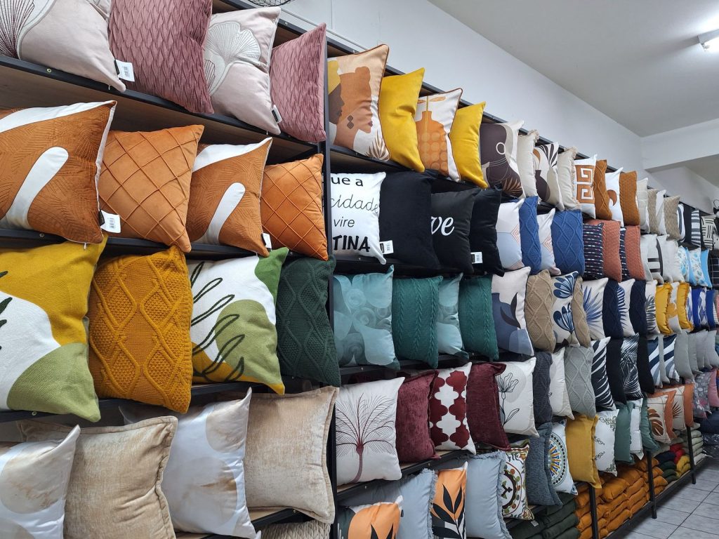Produtos que serão vendidos no Bazar da Igreja da Cidade, em prol da ONG Casa Refrigério em SJC