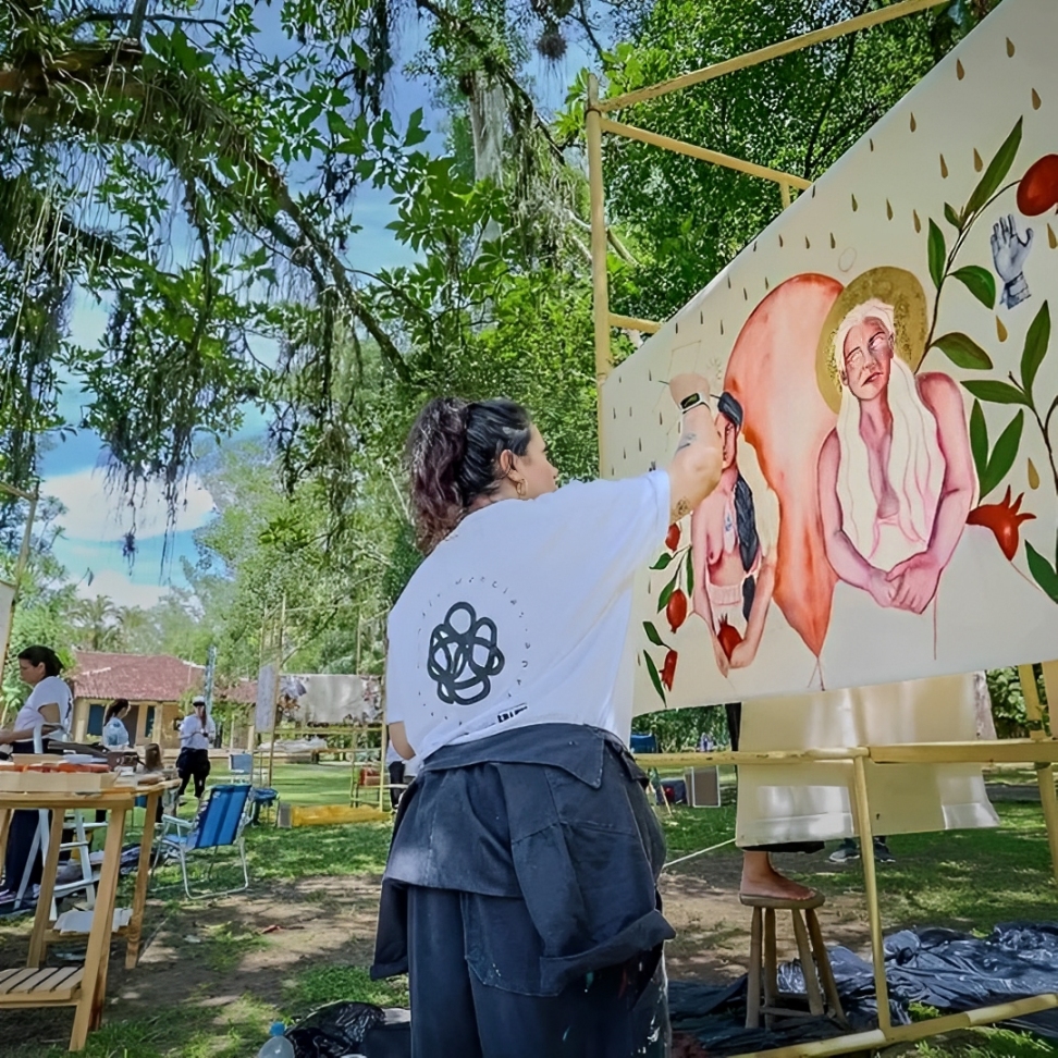 mulher pintando tela em meio à natureza no parque da cidade em são josé dos campos