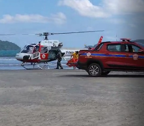 Helicóptero Águia durante salvamento de adolescente que bateu a cabeça ao mergulhar na Praia de Ubatumirim em Ubatuba