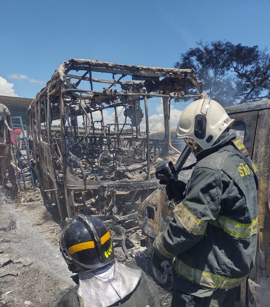 Incêndio em garagem de ônibus em Lorena