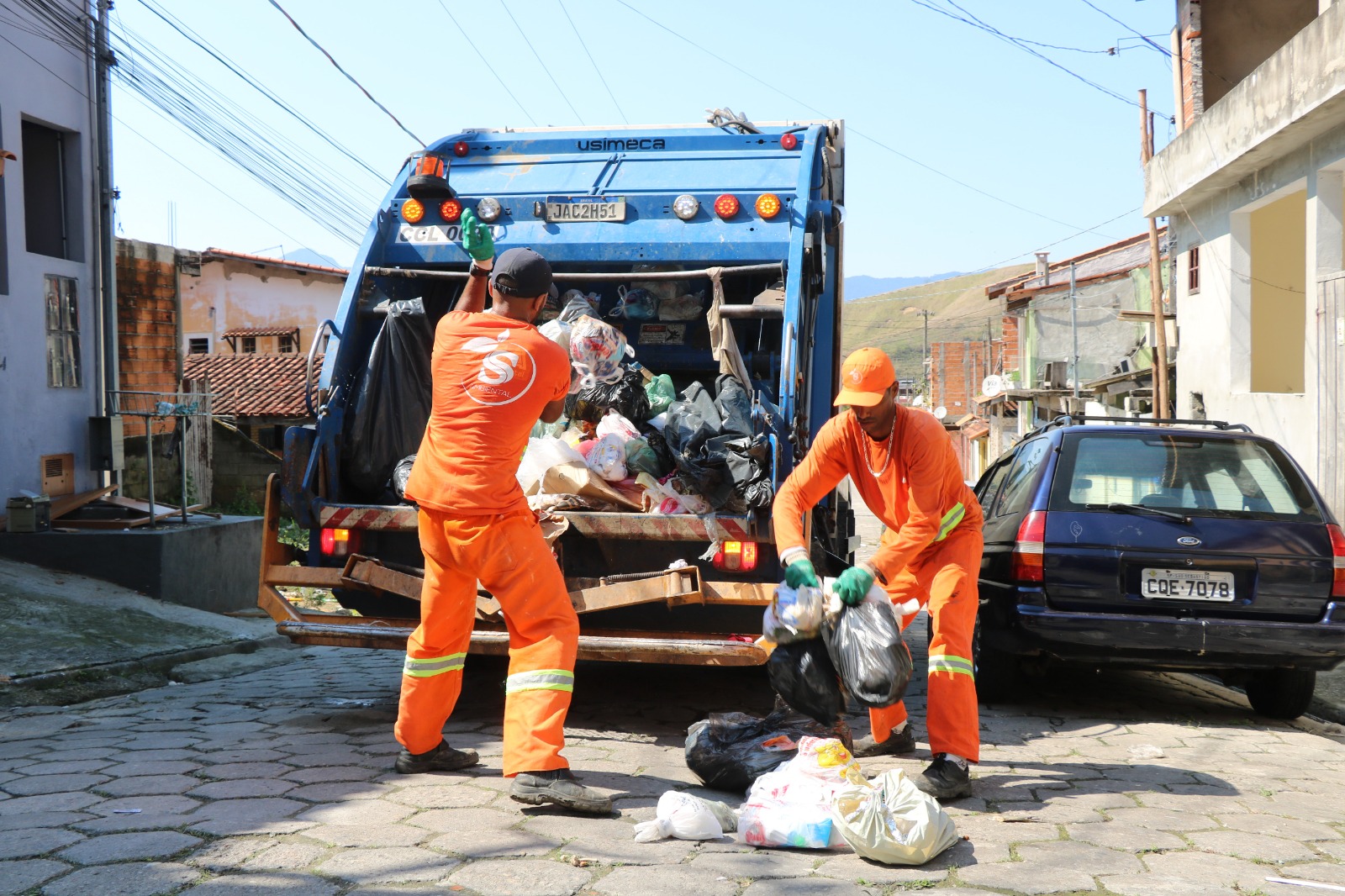 funcionários da ss ambiental coletando lixo em são sebastião