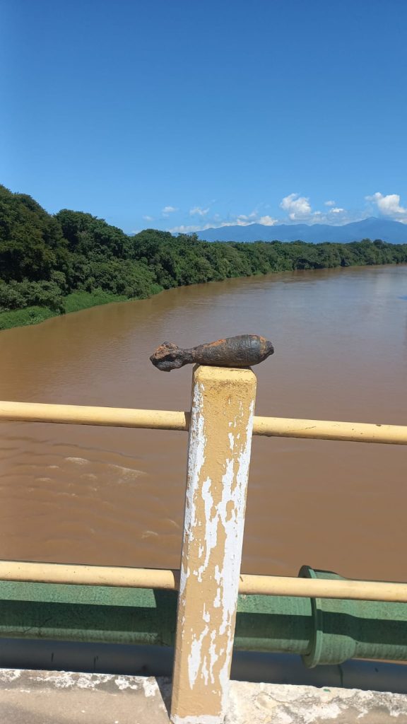 Artefato explosivo encontrado no Rio Paraíba, em Pinda