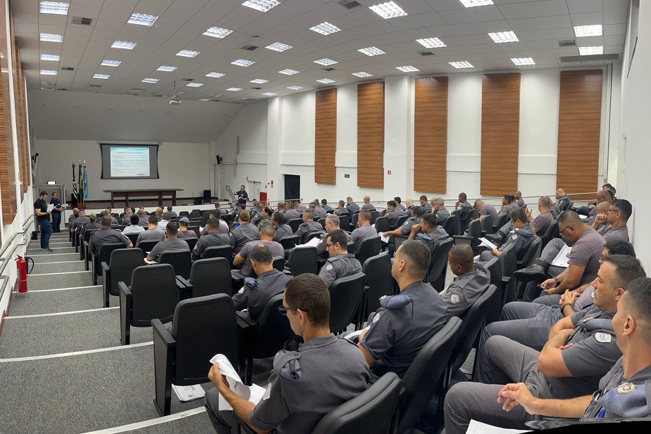 PMs em treinamento para atuarem na fiscalização de comércios em SJC