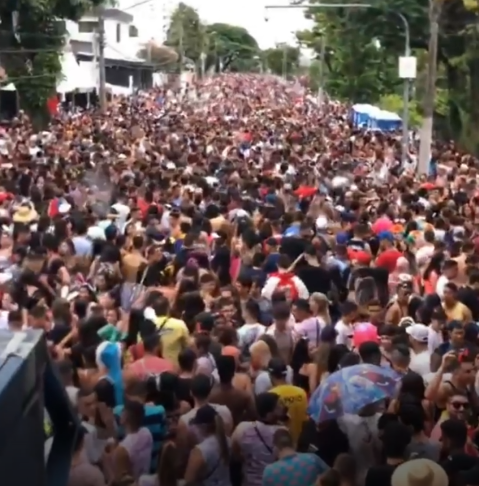 avenida anchieta, em são josé dos campos, lotada no carnaval de 2020