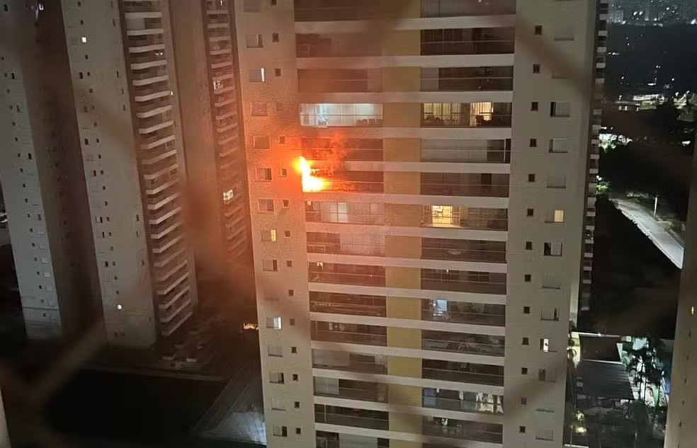 Apartamento que foi atingido por incêndio no Jardim da Indústrias