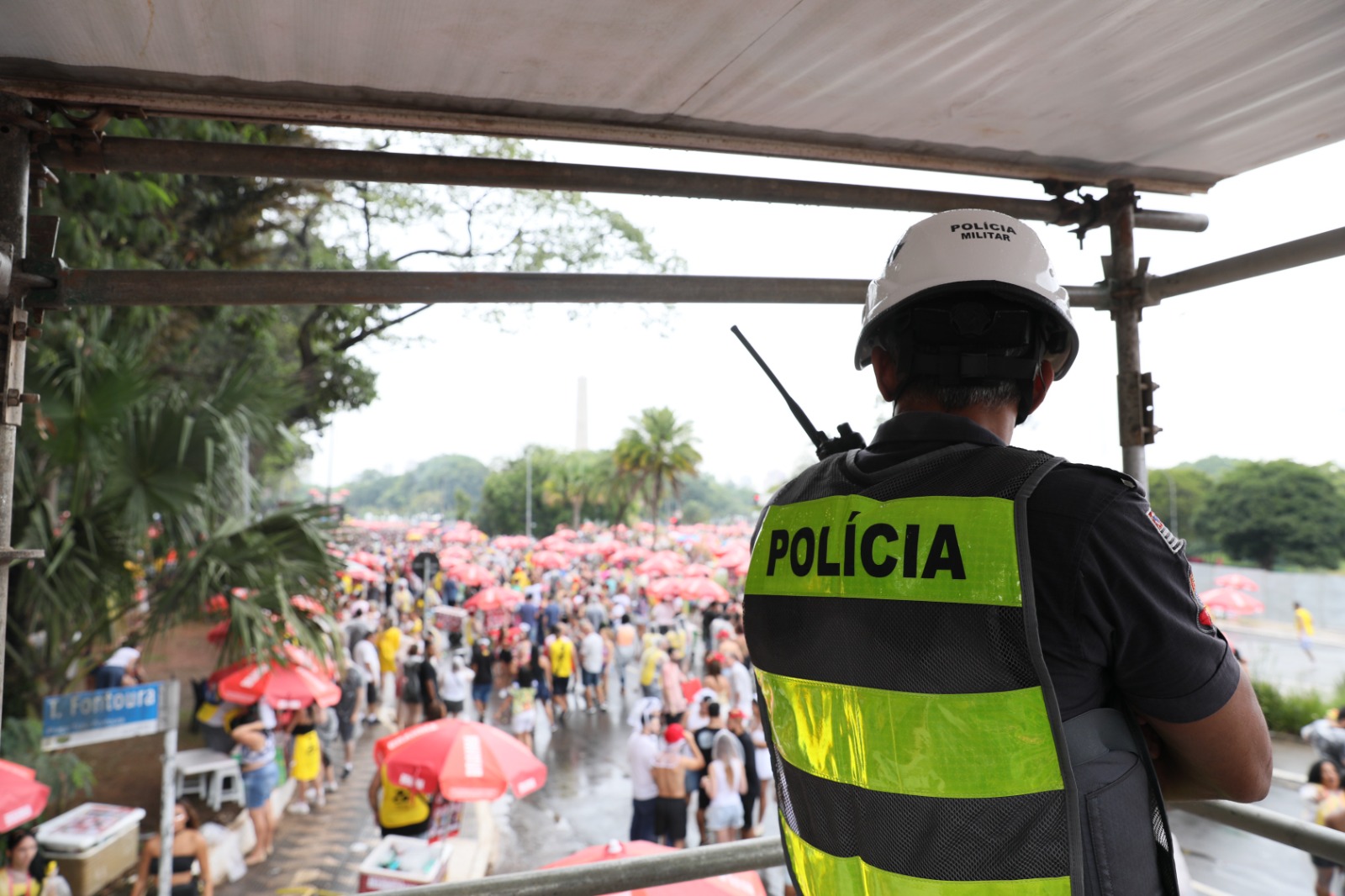 policial fardado e com colete no alto de trio elétrico durante o pré-carnaval em sp; ação da polícia na folia visa coibir crimes como roubos de celulares