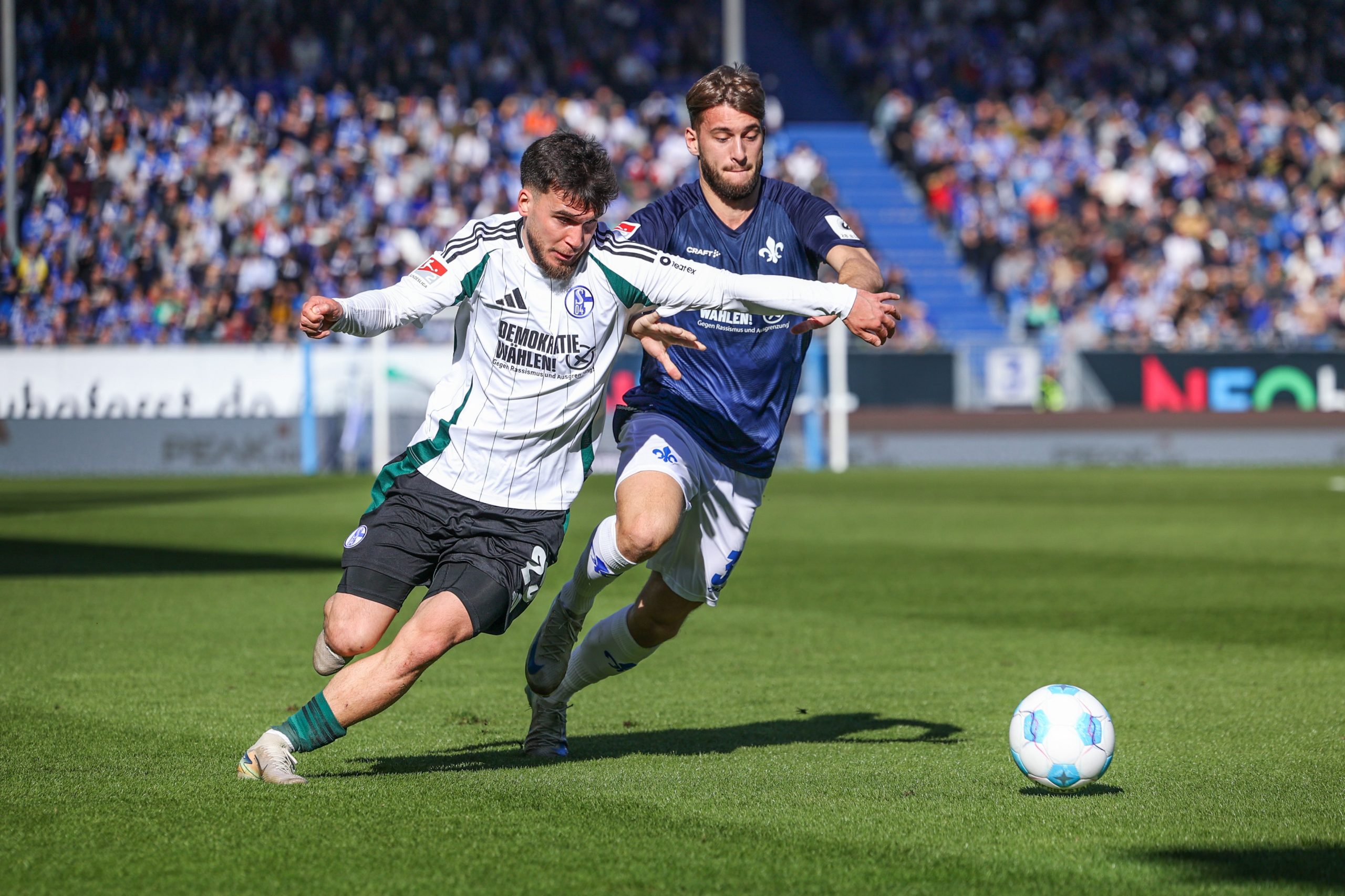jogadores disputando bola em partida entreschalke e darmstad