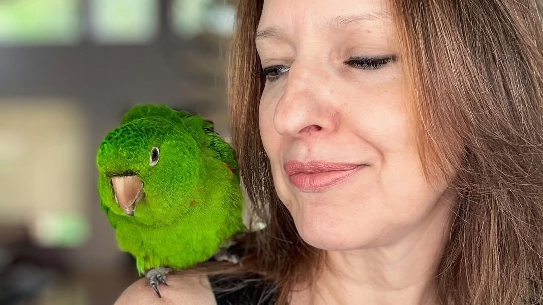 maritaca lorinho, moradora do esplanada, no ombro da jornalista Karen Schmidt