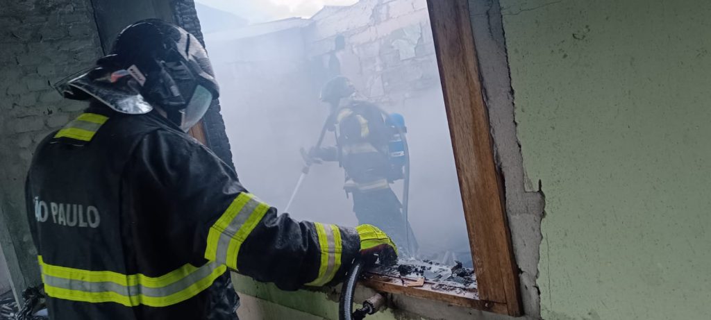 Incêndio em casa no Perequê Mirim, em Caraguatatuba