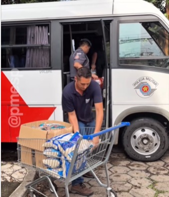 Polícia Militar faz doação para abrigo incendiado em SJC