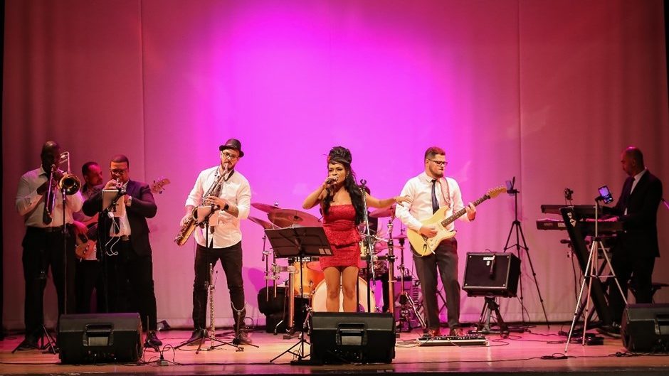 Show gratuito no Parque da Cidade em São José faz tributo a Amy Winehouse