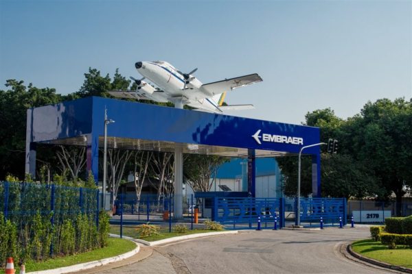 Embraer determina jornada presencial a partir de agosto; sindicato reage