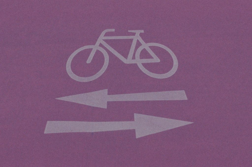 desenho informativo sinalizando bicicleta com duas setas, uma para cada lado, logo abaixo