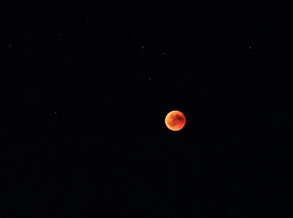Lua de Sangue poderá ser vista durante eclipse na madrugada de quinta (13) para sexta (14)