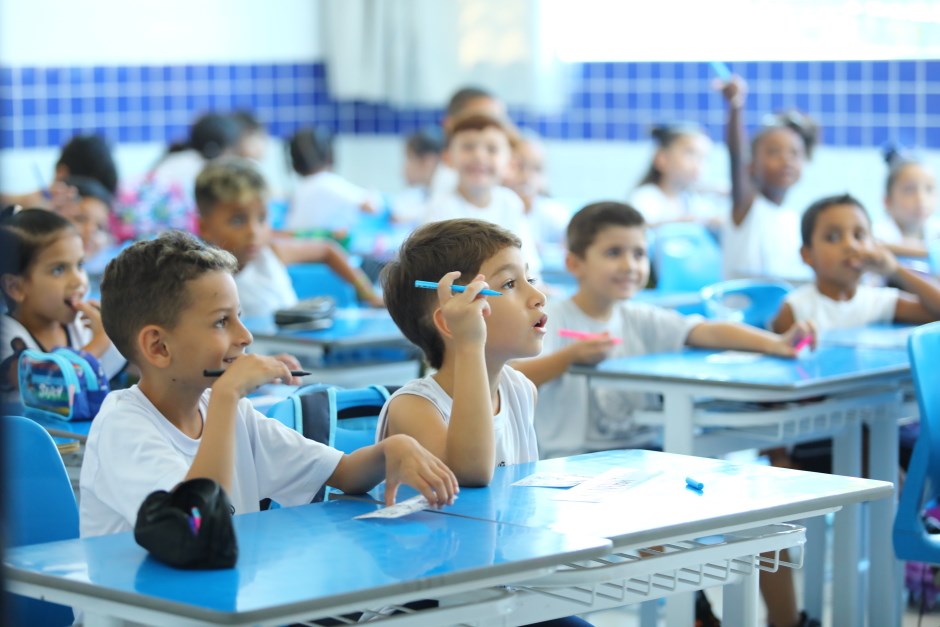 rede municipal sjc crianças sentadas em cadeiras na sala de aula
