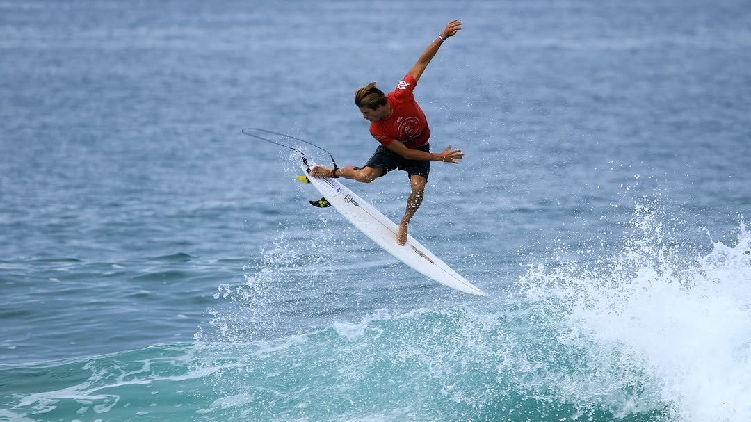 Brasileiro e peruana conquistam etapa da WSL em Maresias