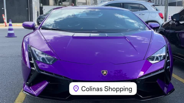 Yuri Alberto chama a atenção ao chegar de Lamborghini em shopping de SJC