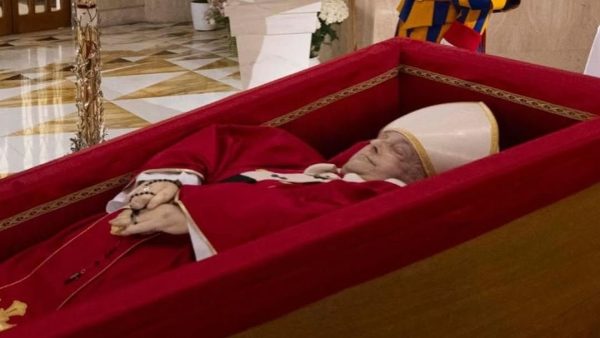 Vaticano divulga imagens do velório de Papa Francisco em caixão de madeira na Casa Santa Marta