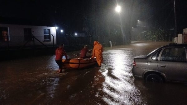 Chuva alaga Ubatuba e deixa famílias desabrigadas