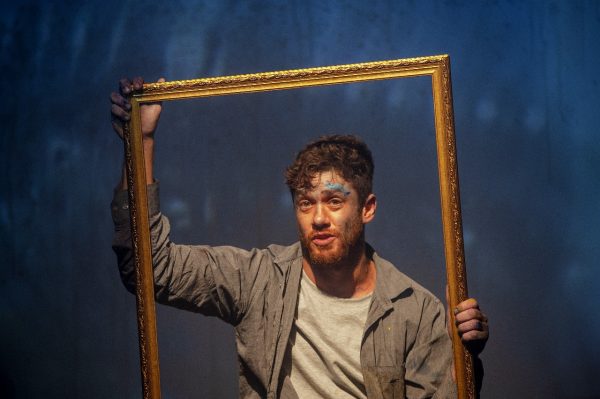 Leonardo Miggiorin dá vida a poemas de Drummond em espetáculo emocionante no Teatro Colinas