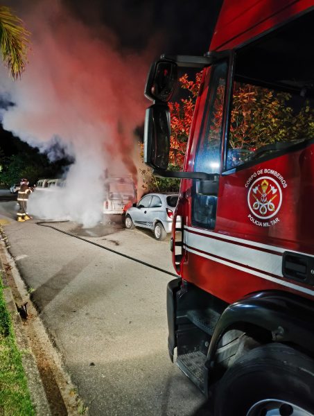 Kombi pega fogo no Itaguá em Ubatuba