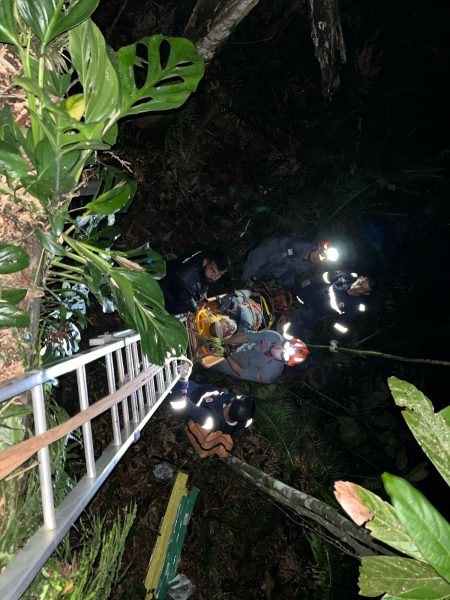 Motociclista cai de ribanceira na Rio-Santos em Ubatuba