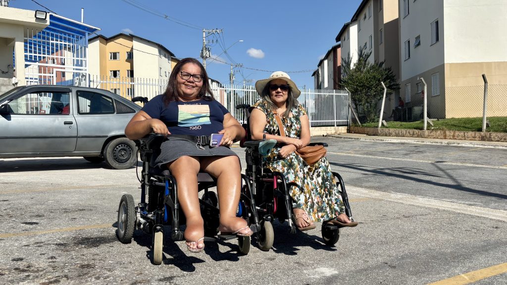 Falta de acessibilidade leva cadeirantes ao confinamento em São José: ‘A gente se limita porque não consegue andar sozinha’