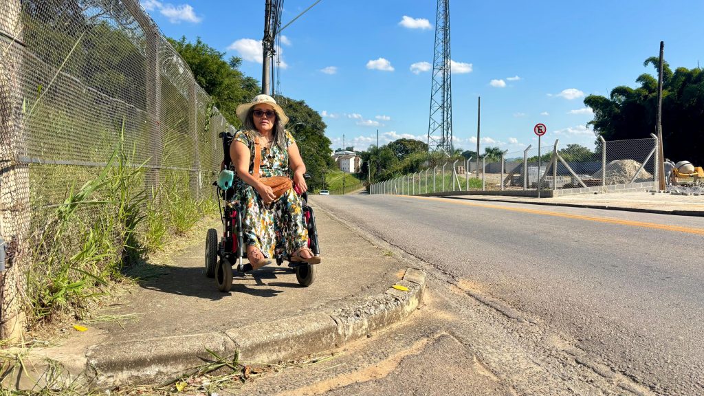 Falta de acessibilidade leva cadeirantes ao confinamento em São José: ‘A gente se limita porque não consegue andar sozinha’