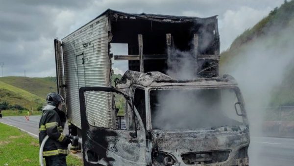 Caminhão fica destruído após pegar fogo na Dutra em Queluz