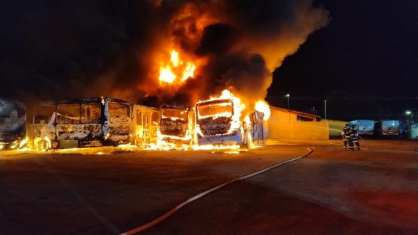 Incêndio em garagem destrói 17 ônibus em Caraguá