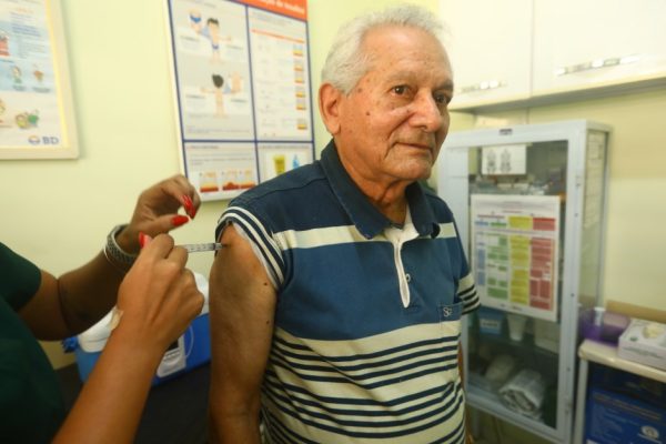 Casas do Idoso montam posto para vacinação contra a gripe