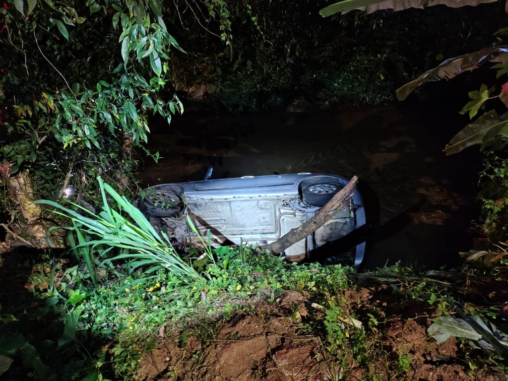 Carro cai em rio no Martim de Sá em Caraguatatuba