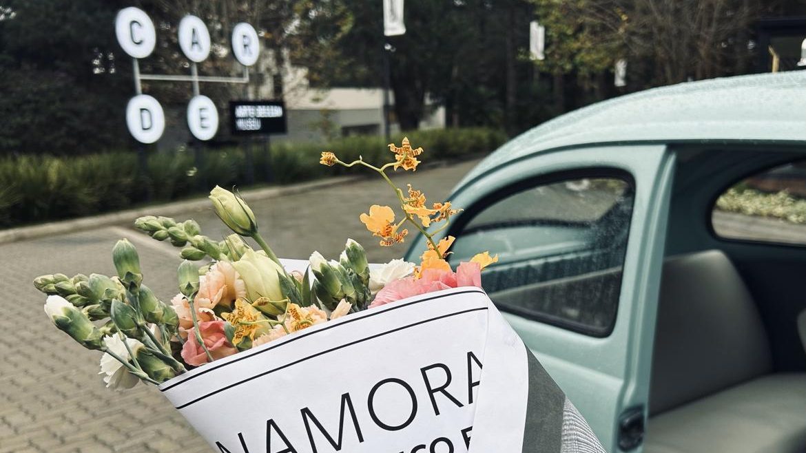 CARDE faz cinema romântico com carros clássicos para Dia dos Namorados
