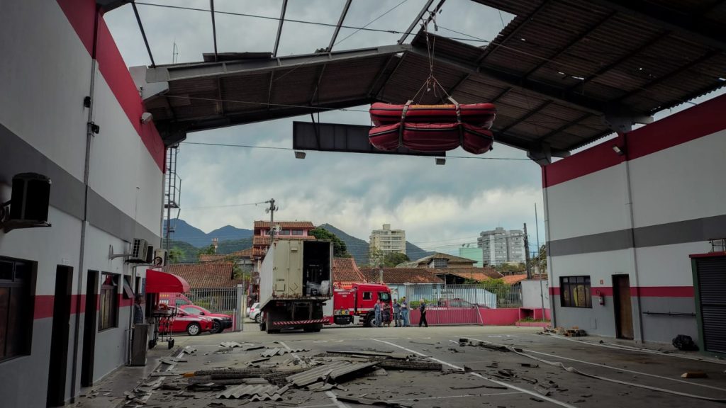Rajadas de vento destelham quartel dos Bombeiros em Caraguá