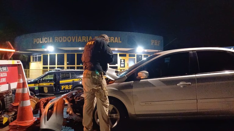 Carro furtado se envolve em engavetamento na Dutra, mas motorista foge antes da chegada da polícia