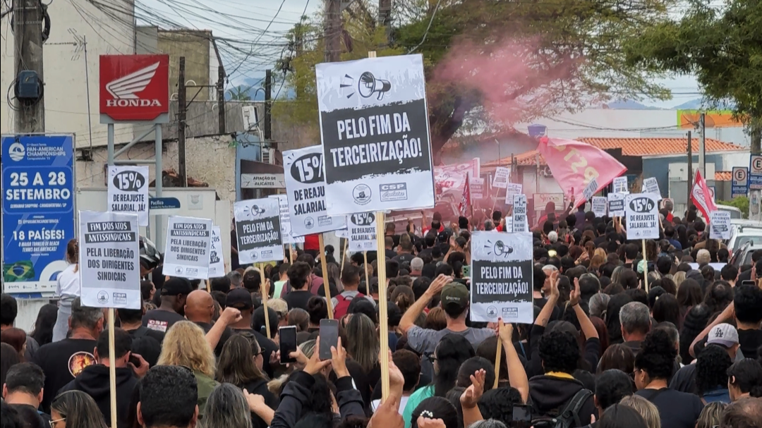 Protesto com mil servidores municipais em Caraguá cobra reajuste e anuncia greve de 24h