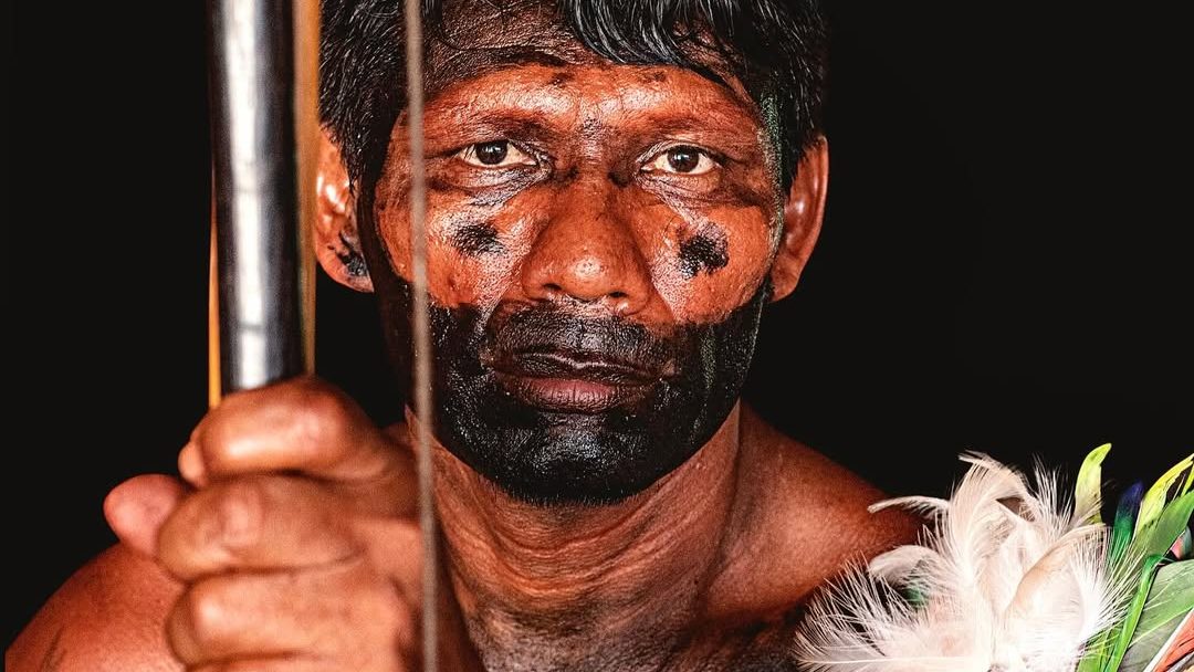 Fotógrafo passou por 'tribunal indígena' para produzir livro no interior de aldeia Yanomami
