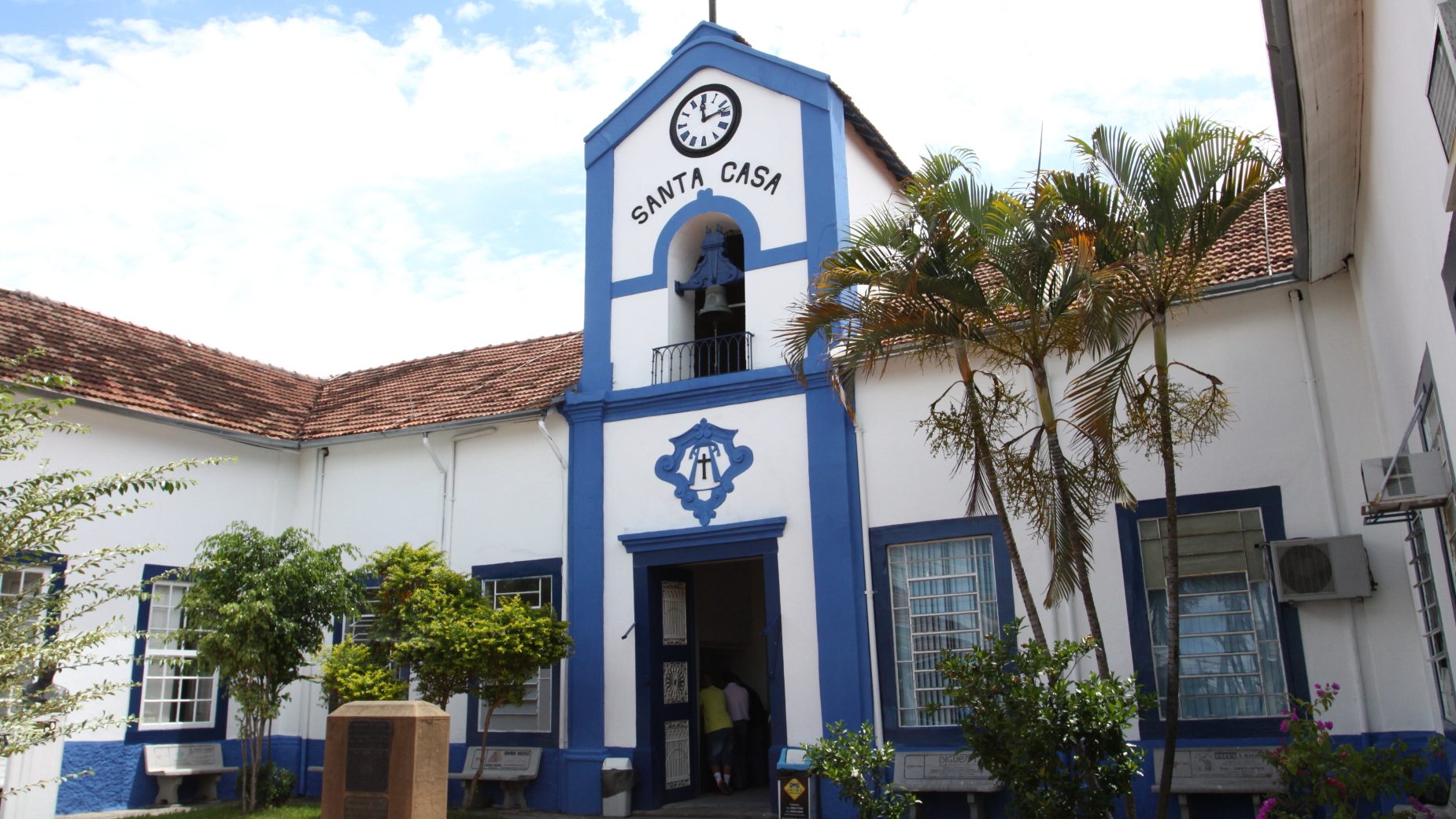 Acidente envolvendo van e carro deixa quatro feridos em Jacareí