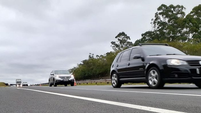 Homem morre após ser atropelado na Dutra em São José dos Campos