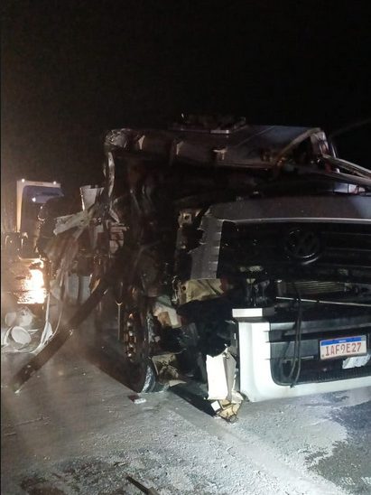 Engavetamento na Dutra deixa motorista morto em São José dos Campos