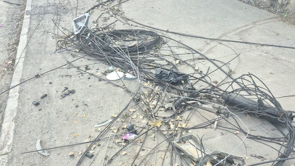 Prefeitura anuncia mais de R$ 100 mil em multas à EDP e operadoras por fios soltos em avenida