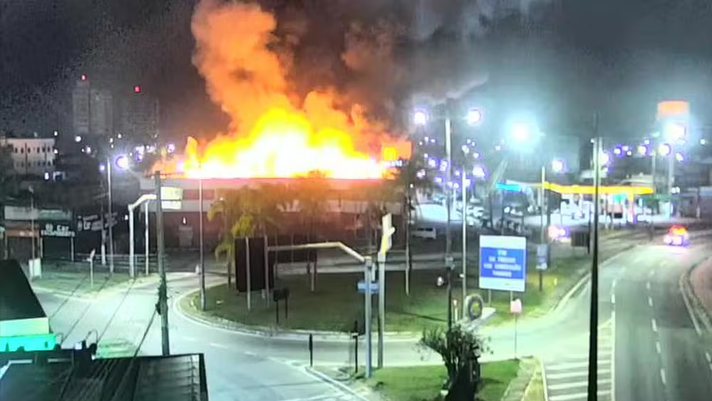 Incêndio atinge loja de autopeças em Caraguatatuba; bombeiros usam 15 mil litros de água para controlar chamas