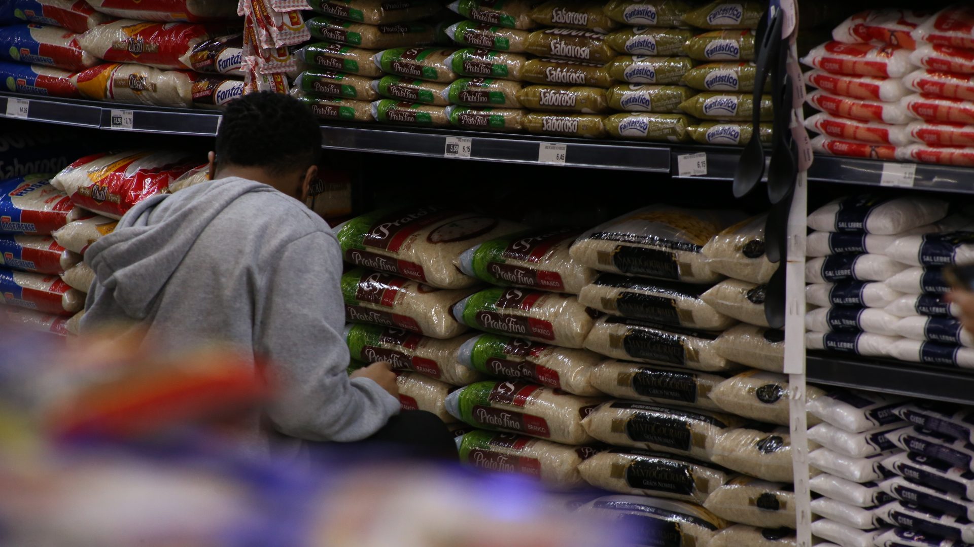 Supermercados do Vale do Paraíba lançam jovens no mercado de trabalho: 25% da equipe tem entre 18 e 24 anos