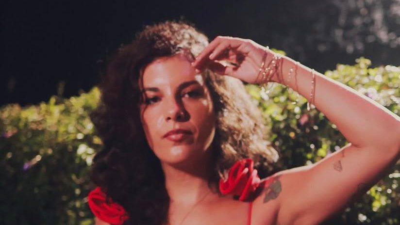 Céu comemora 20 anos de carreira com show gratuito na FLIM em São José